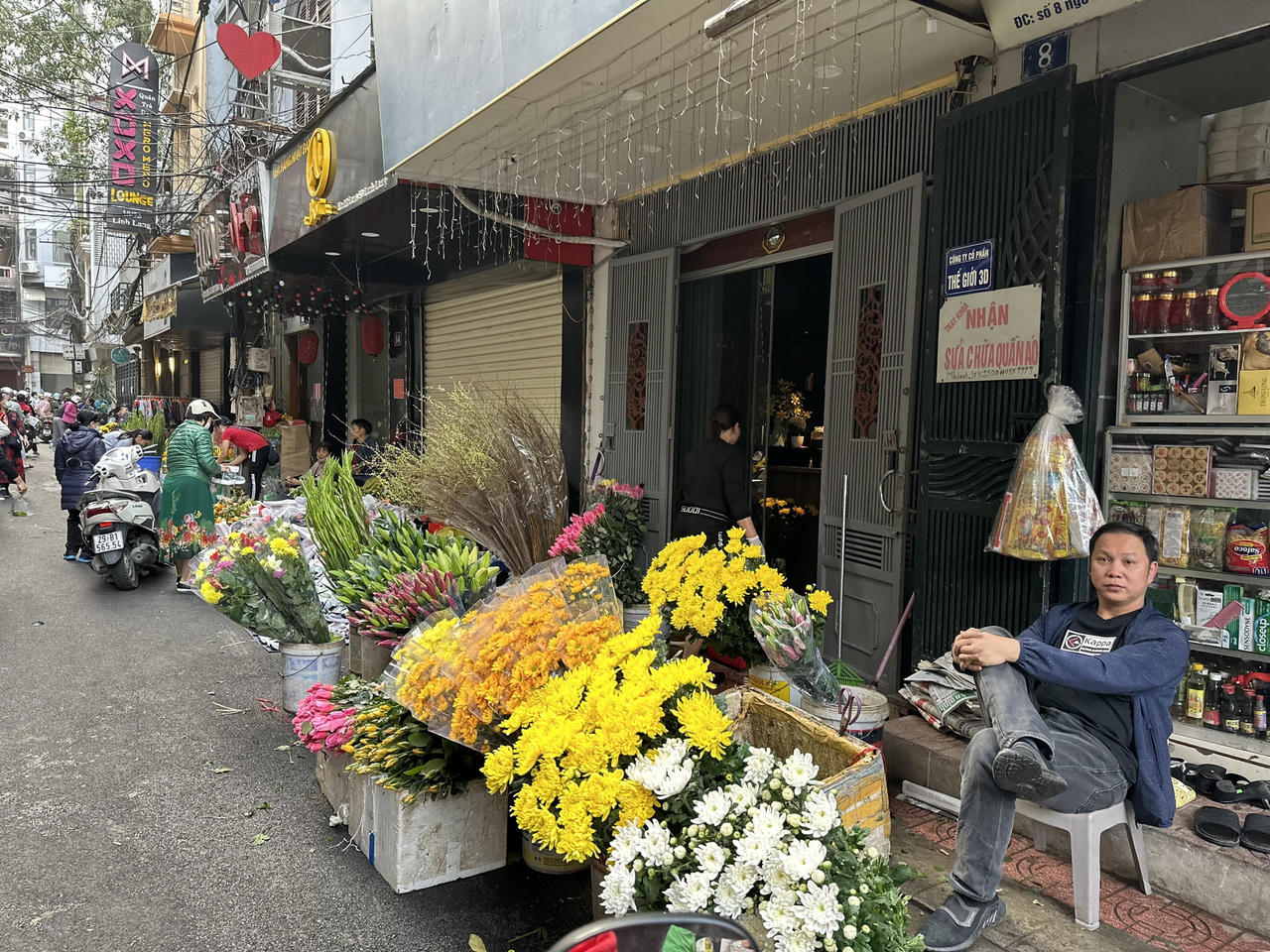 Ngày tiễn ông Công ông Táo, tiểu thương nhiều chợ Hà Nội ế cá chép