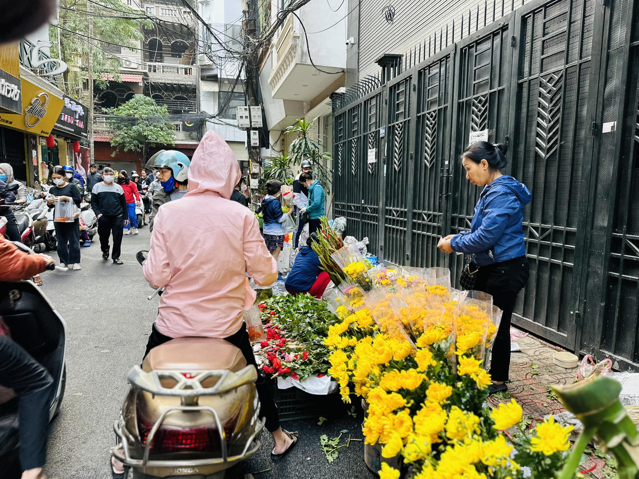 Ngày tiễn ông Công ông Táo, tiểu thương nhiều chợ Hà Nội ế cá chép