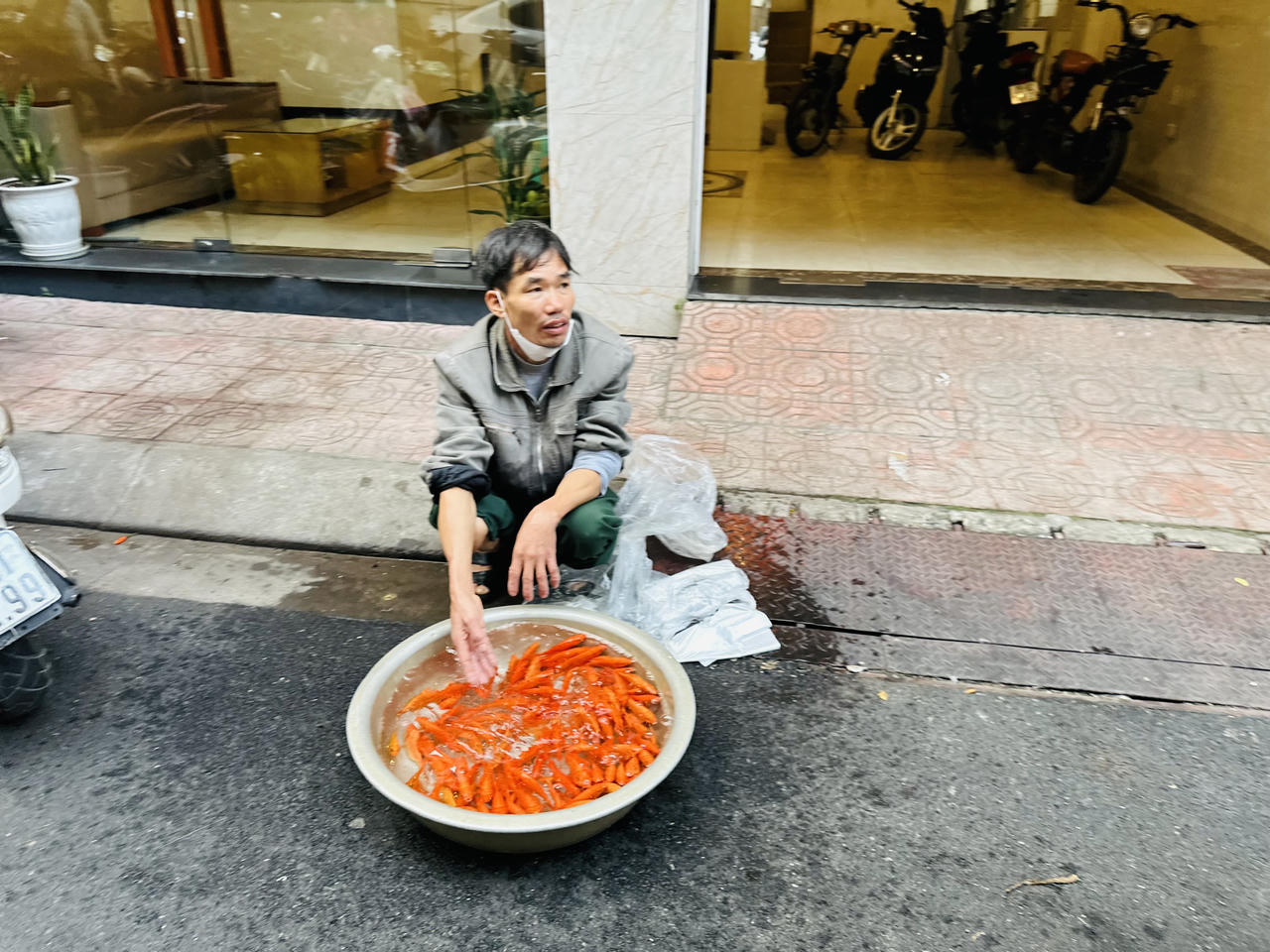 Ngày tiễn ông Công ông Táo, tiểu thương nhiều chợ Hà Nội ế cá chép