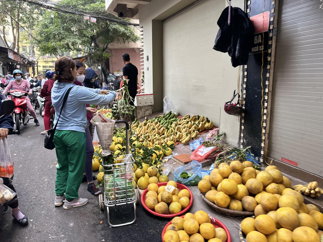 Ngày tiễn ông Công ông Táo, tiểu thương nhiều chợ Hà Nội ế cá chép