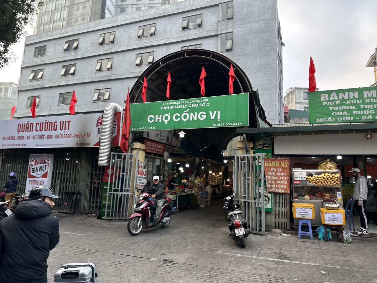 Ngày tiễn ông Công ông Táo, tiểu thương nhiều chợ Hà Nội ế cá chép