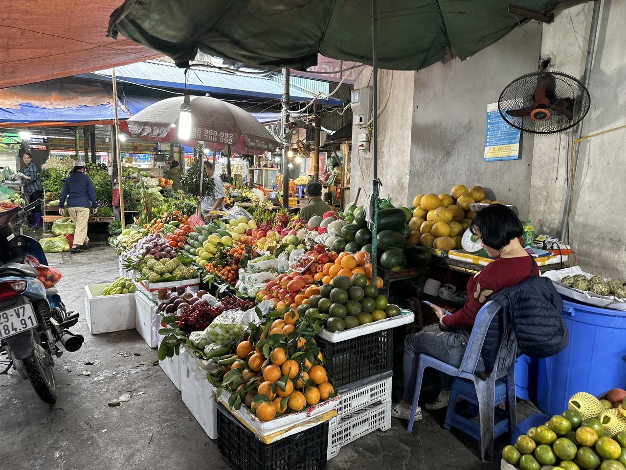 Ngày tiễn ông Công ông Táo, tiểu thương nhiều chợ Hà Nội ế cá chép