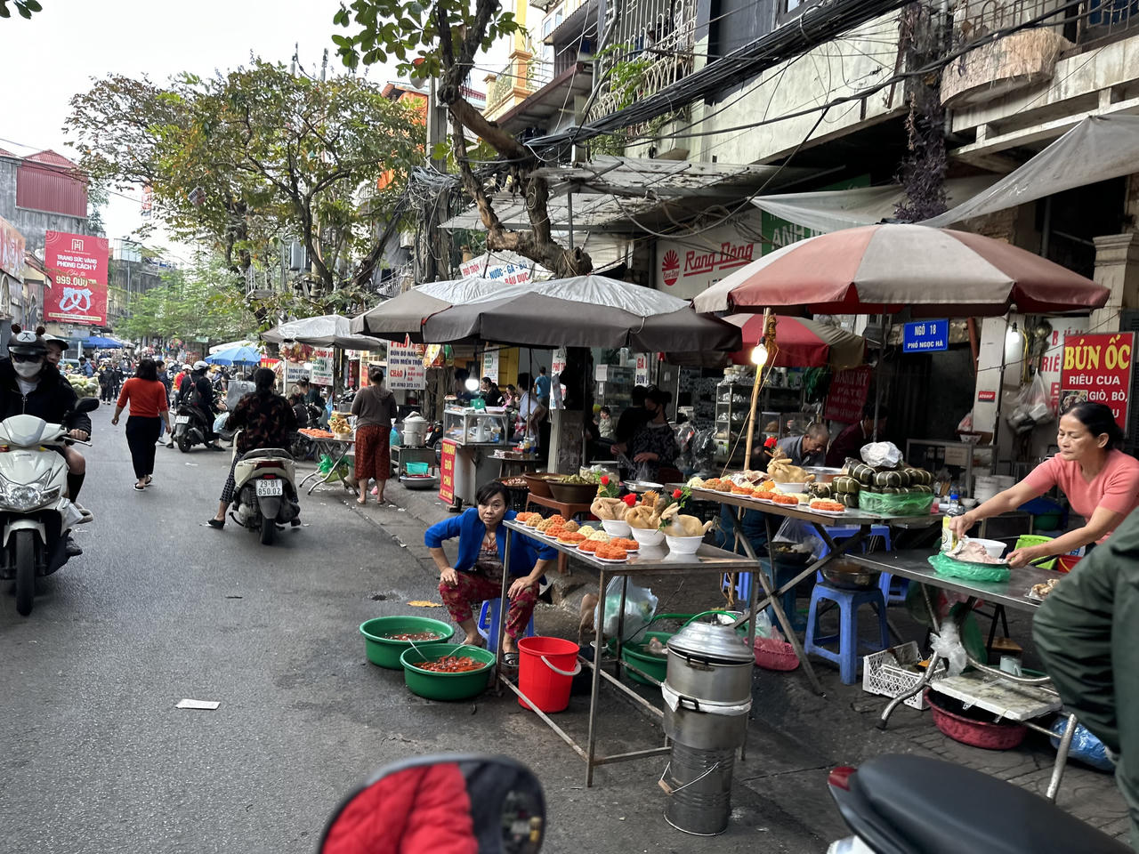 Ngày tiễn ông Công ông Táo, tiểu thương nhiều chợ Hà Nội ế cá chép