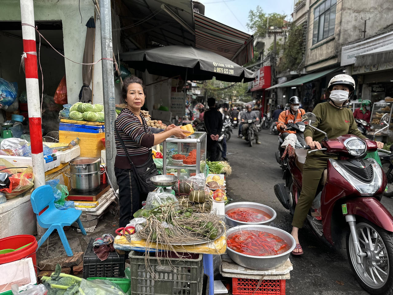 Ngày tiễn ông Công ông Táo, tiểu thương nhiều chợ Hà Nội ế cá chép