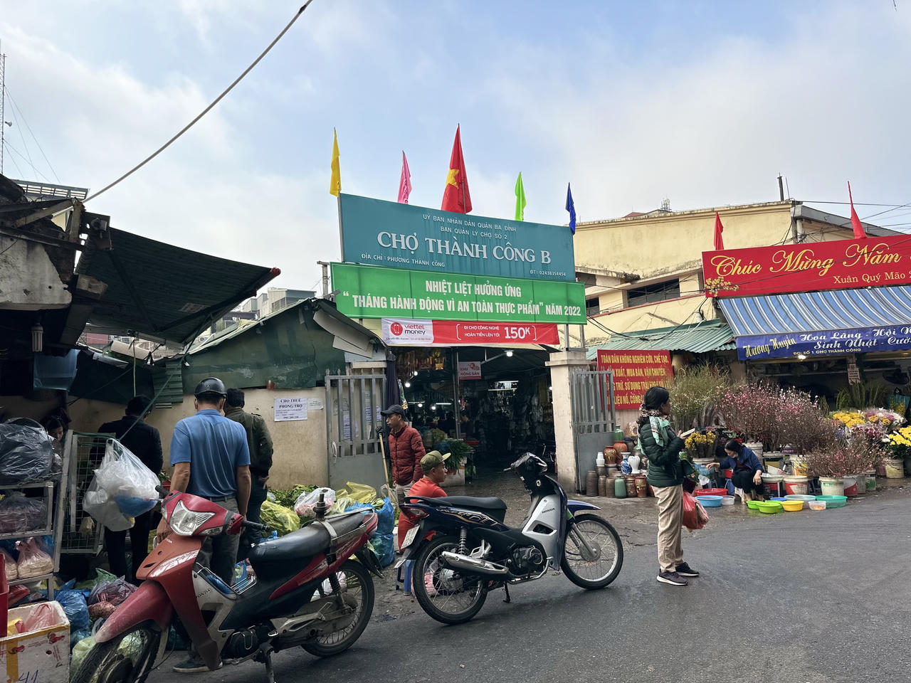 Ngày tiễn ông Công ông Táo, tiểu thương nhiều chợ Hà Nội ế cá chép