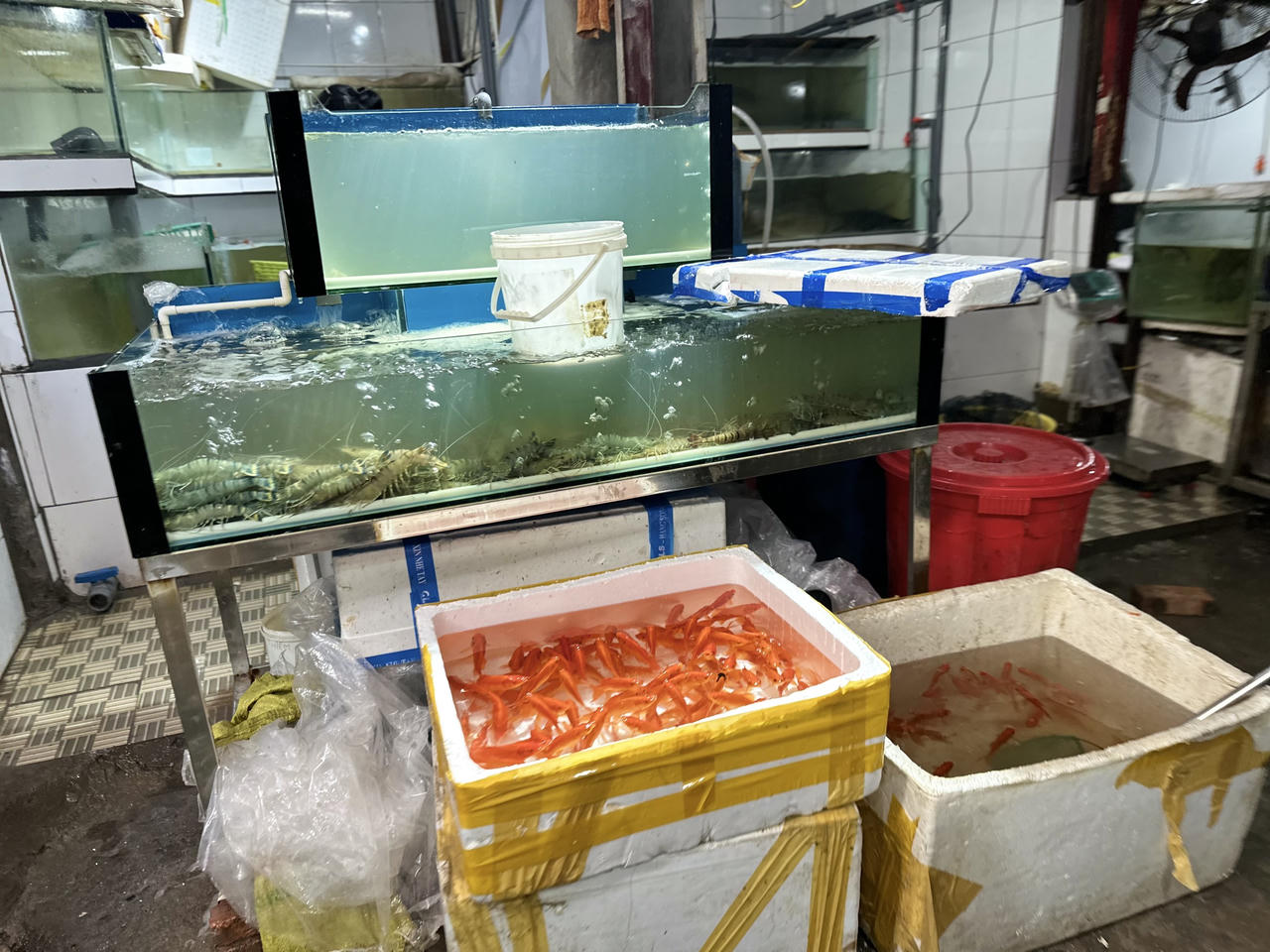 Ngày tiễn ông Công ông Táo, tiểu thương nhiều chợ Hà Nội ế cá chép