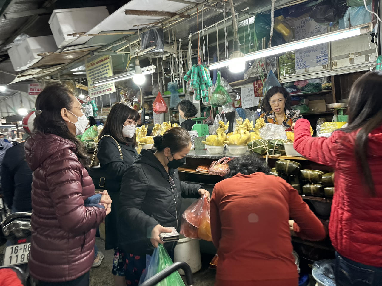 Ngày tiễn ông Công ông Táo, tiểu thương nhiều chợ Hà Nội ế cá chép