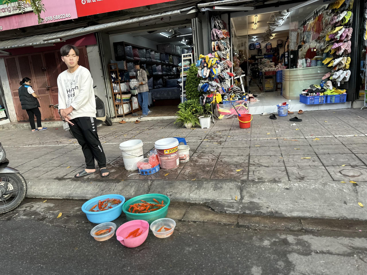 Ngày tiễn ông Công ông Táo, tiểu thương nhiều chợ Hà Nội ế cá chép