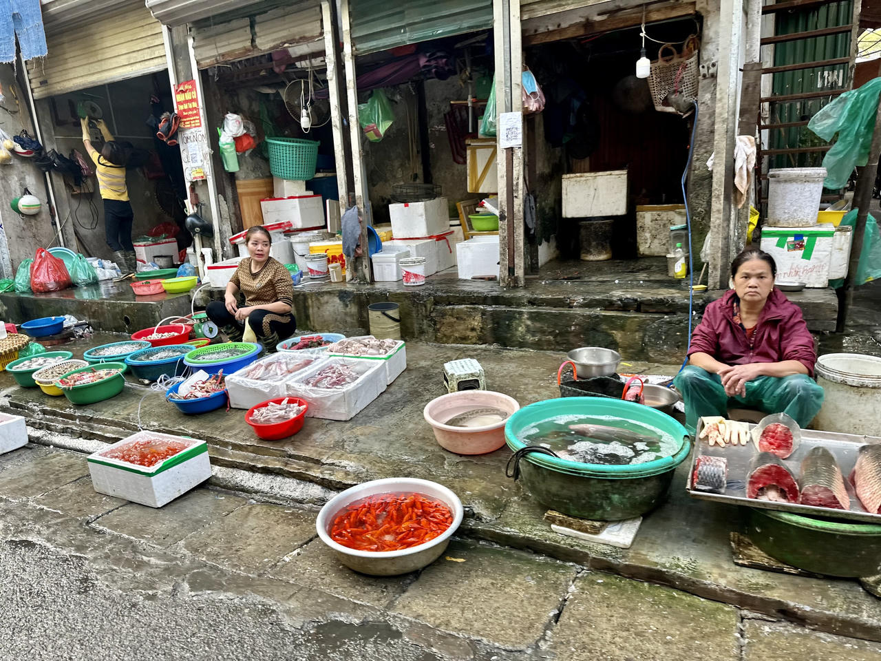 Ngày tiễn ông Công ông Táo, tiểu thương nhiều chợ Hà Nội ế cá chép