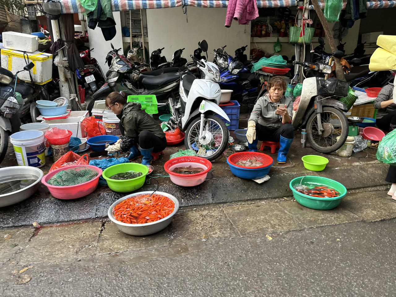 Ngày tiễn ông Công ông Táo, tiểu thương nhiều chợ Hà Nội ế cá chép