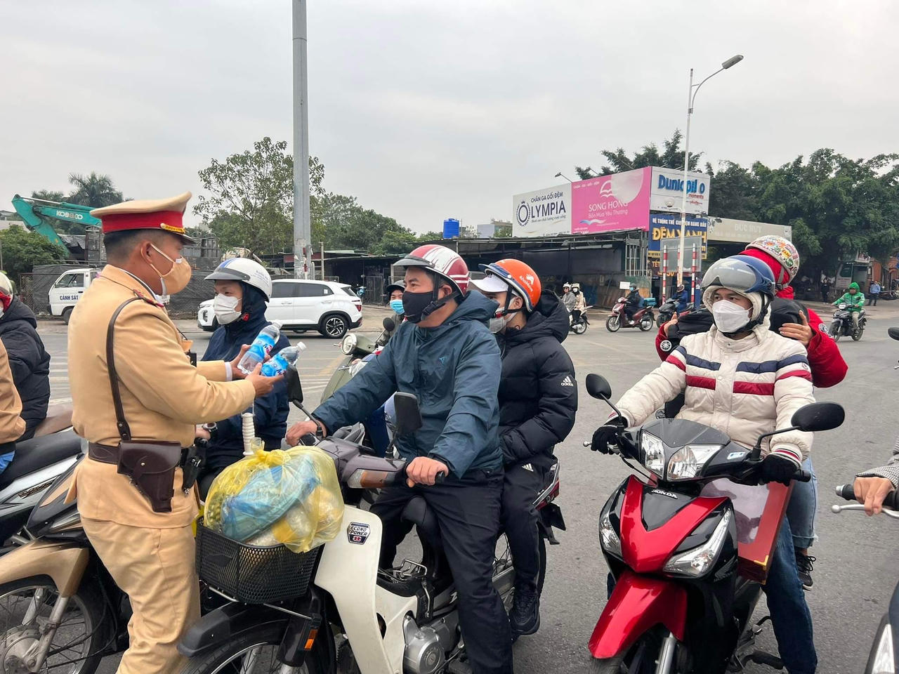 CSGT thường trực hỗ trợ người dân lưu thông thuận lợi tại cửa ngõ ra vào Thủ đô