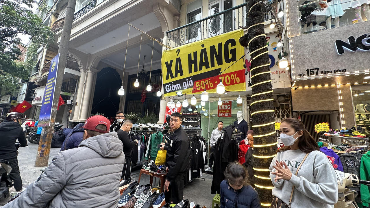 29 Tết, cửa hàng giầy dép, quần áo 'thi nhau' giảm giá vẫn vắng khách