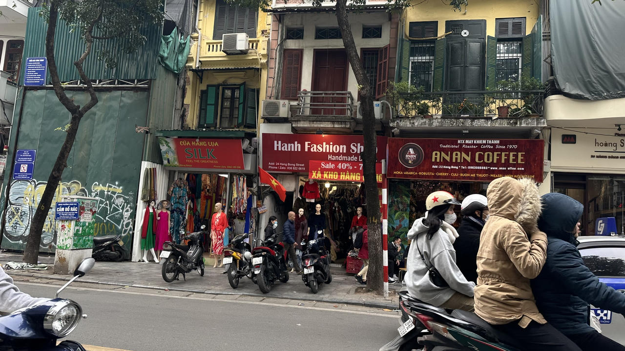 29 Tết, cửa hàng giầy dép, quần áo 'thi nhau' giảm giá vẫn vắng khách