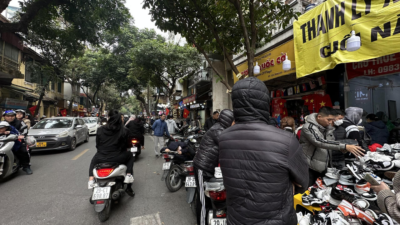 29 Tết, cửa hàng giầy dép, quần áo 'thi nhau' giảm giá vẫn vắng khách