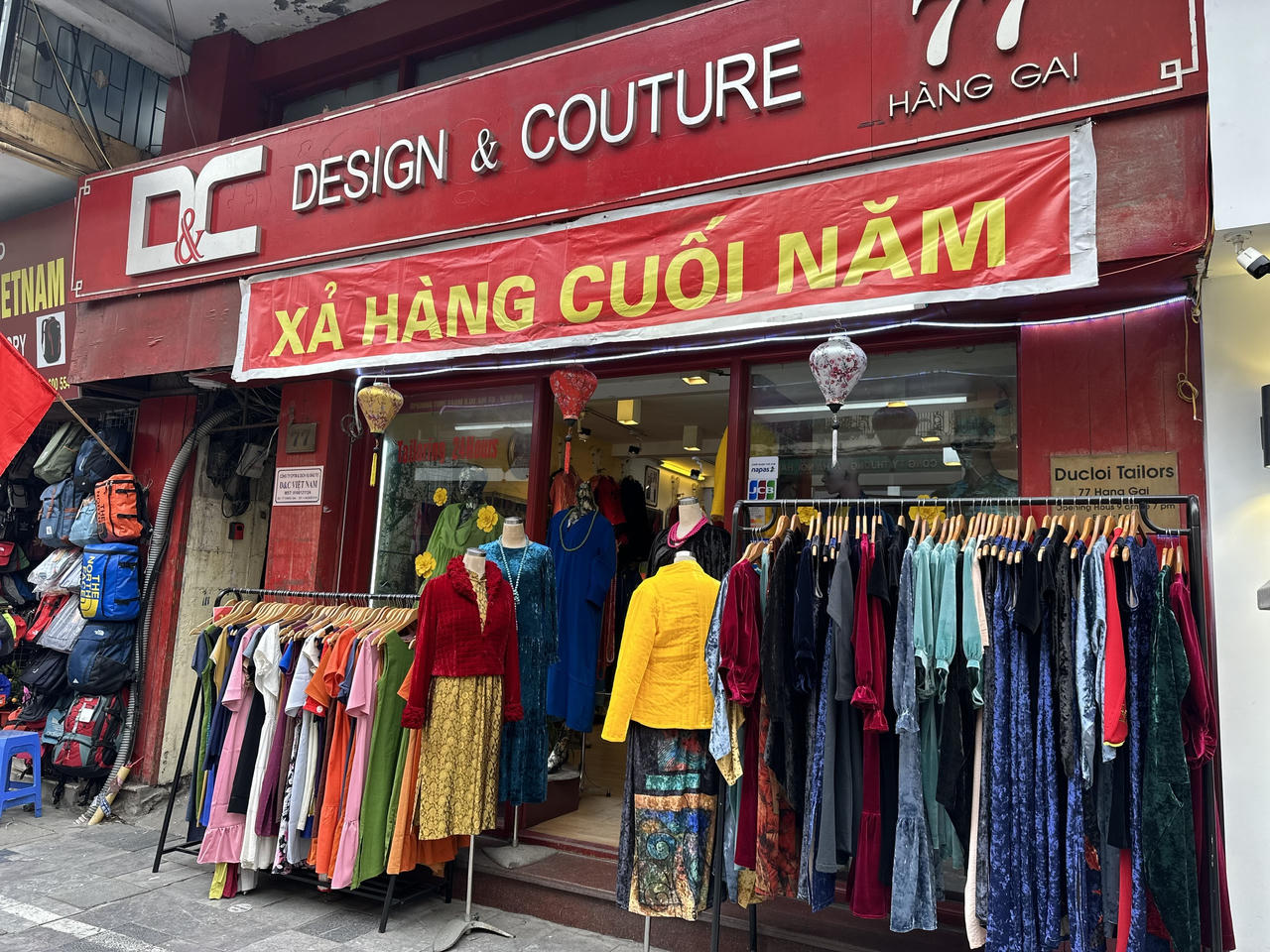 29 Tết, cửa hàng giầy dép, quần áo 'thi nhau' giảm giá vẫn vắng khách