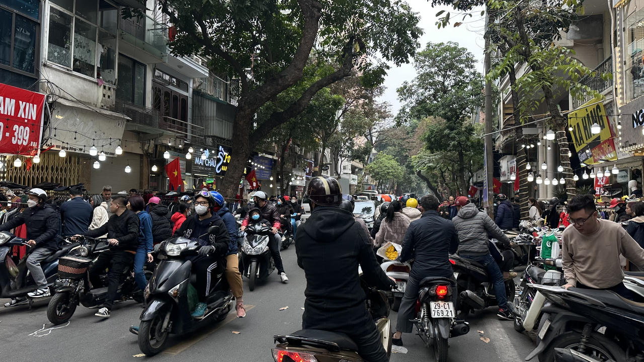 29 Tết, cửa hàng giầy dép, quần áo 'thi nhau' giảm giá vẫn vắng khách