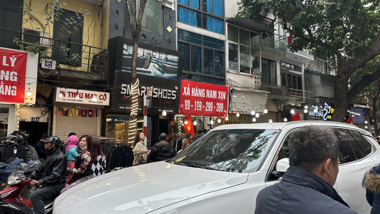 29 Tết, cửa hàng giầy dép, quần áo 'thi nhau' giảm giá vẫn vắng khách