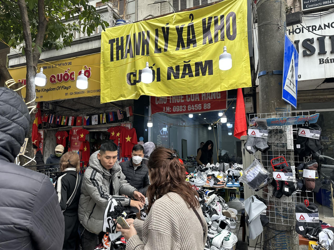 29 Tết, cửa hàng giầy dép, quần áo 'thi nhau' giảm giá vẫn vắng khách