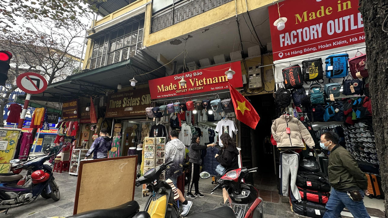 29 Tết, cửa hàng giầy dép, quần áo 'thi nhau' giảm giá vẫn vắng khách