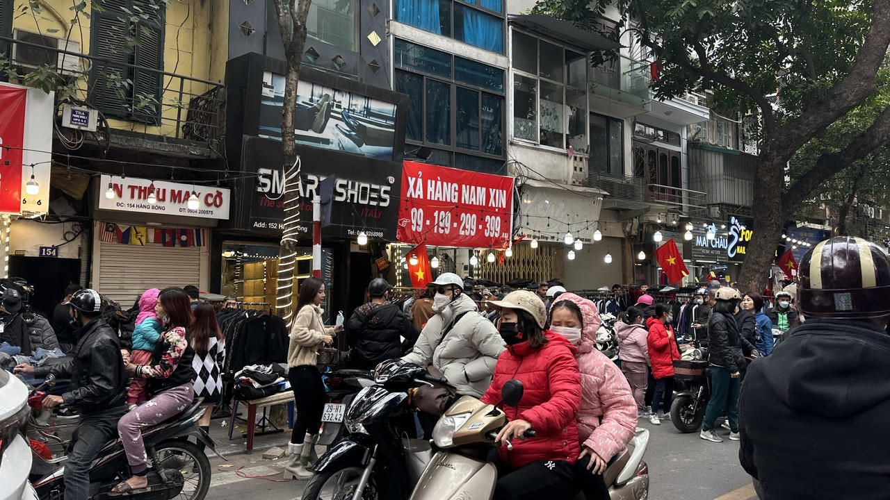 29 Tết, cửa hàng giầy dép, quần áo 'thi nhau' giảm giá vẫn vắng khách