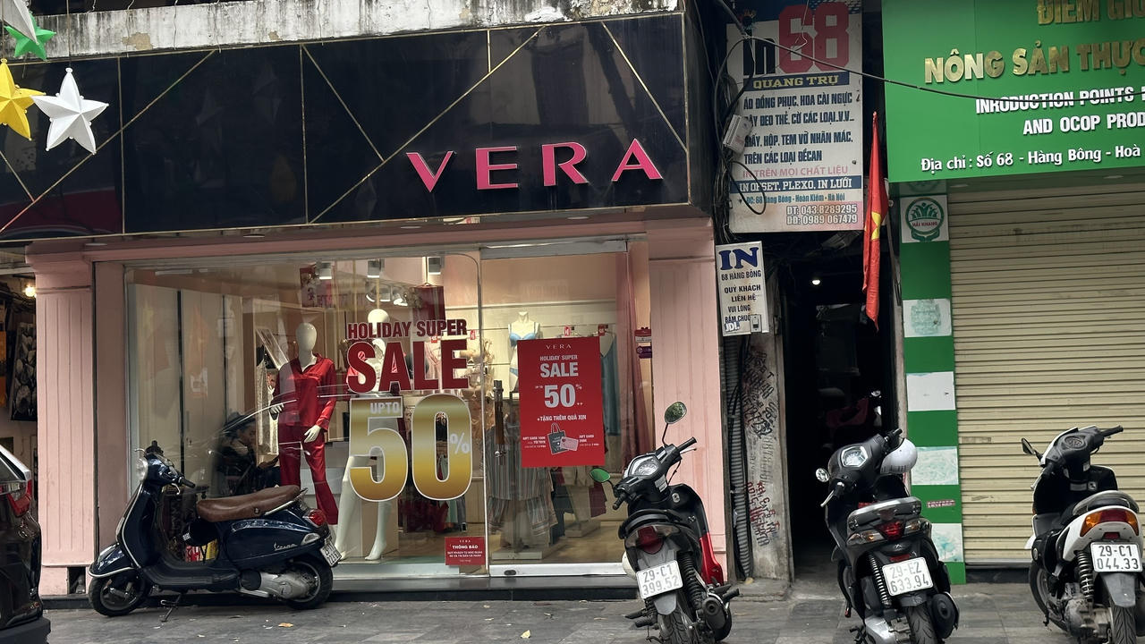 29 Tết, cửa hàng giầy dép, quần áo 'thi nhau' giảm giá vẫn vắng khách