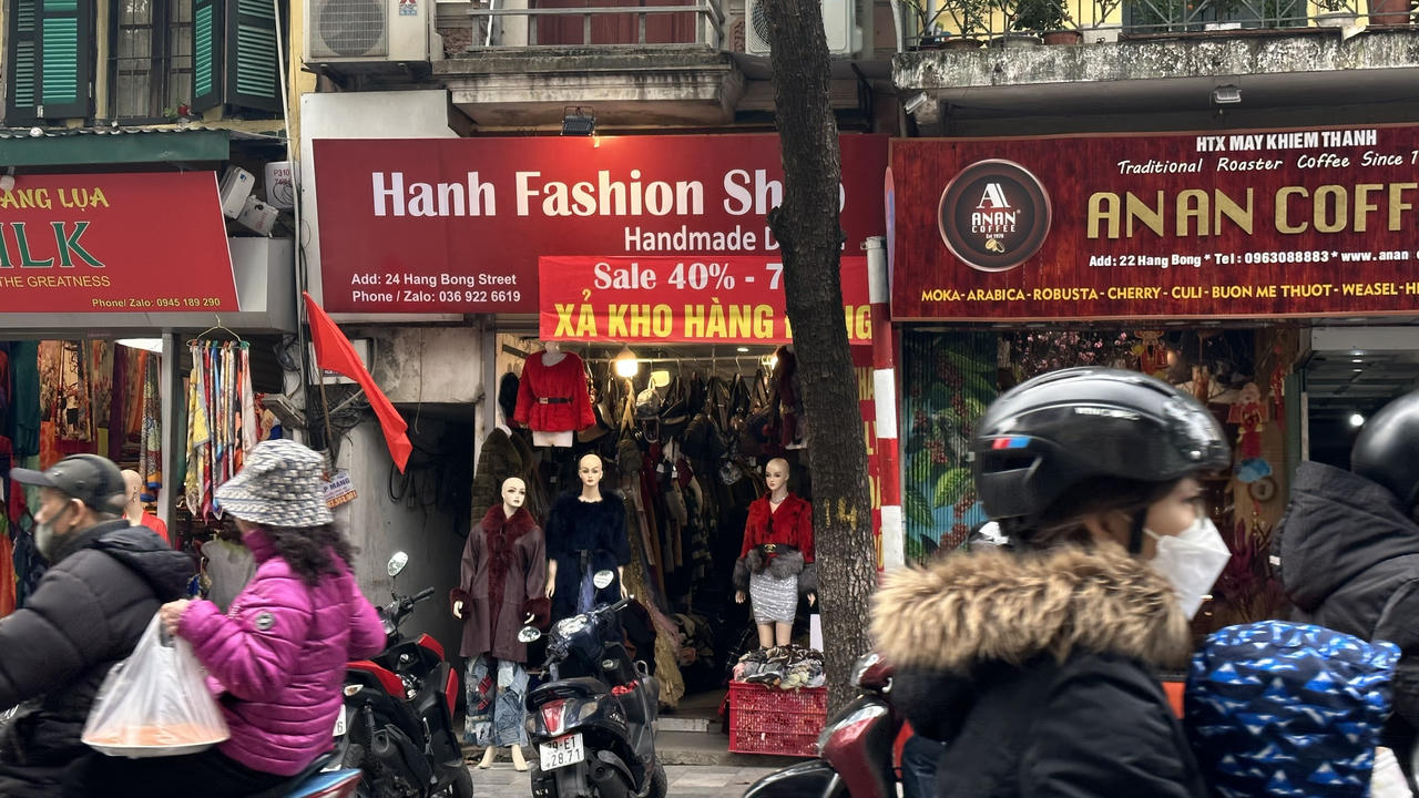 29 Tết, cửa hàng giầy dép, quần áo 'thi nhau' giảm giá vẫn vắng khách