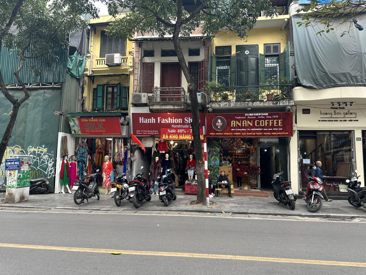 29 Tết, cửa hàng giầy dép, quần áo 'thi nhau' giảm giá vẫn vắng khách