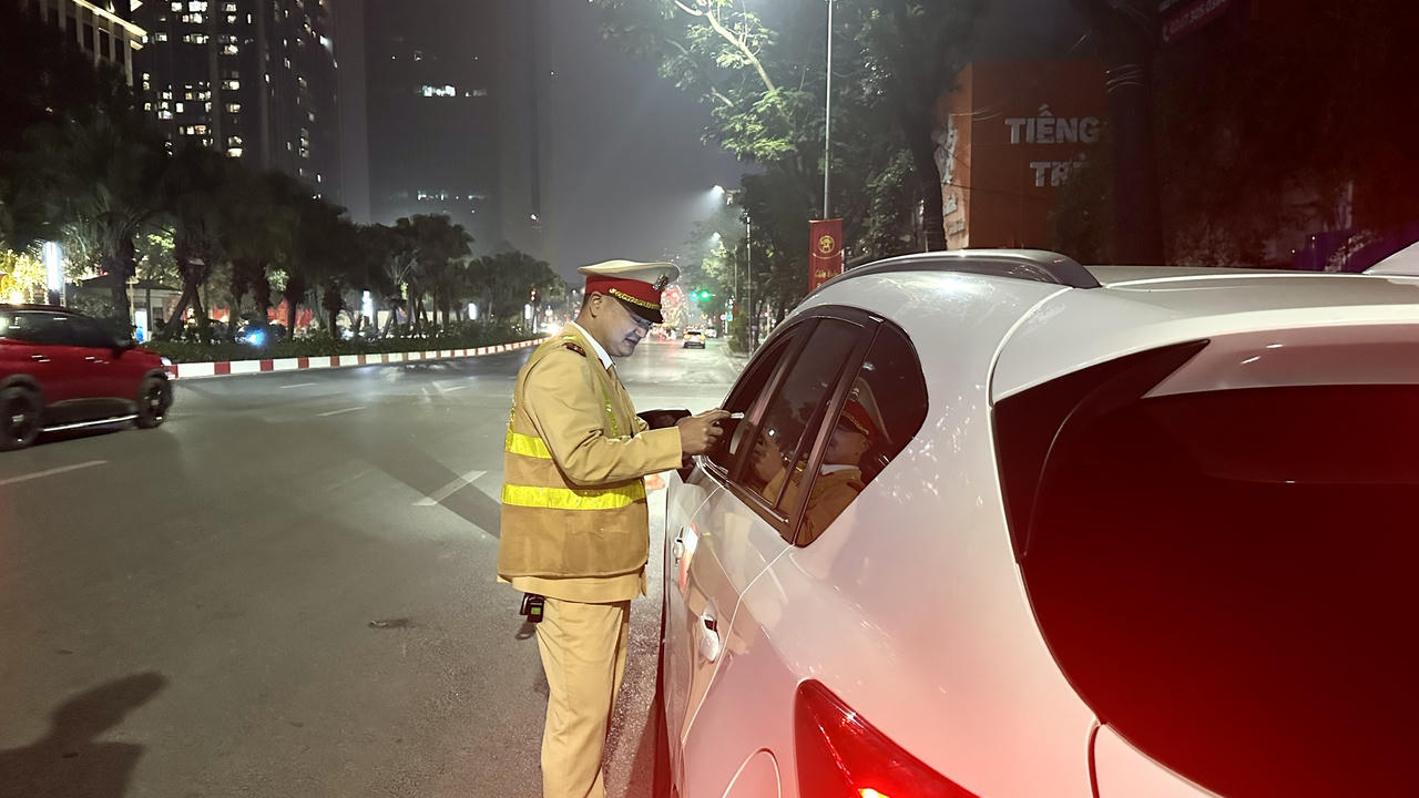 CSGT Hà Nội "xuyên" đêm giao thừa xử lý “ma men” 