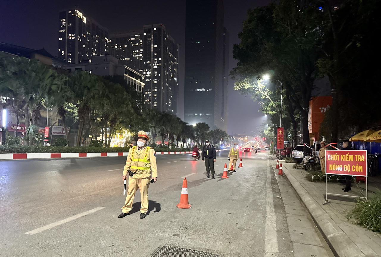 CSGT Hà Nội "xuyên" đêm giao thừa xử lý “ma men” 