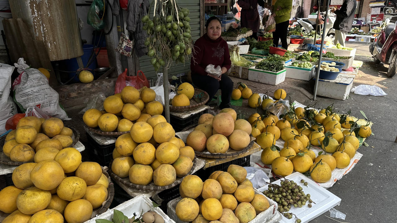 Chiều 30 Tết, đào 'ế' chặt chất thành đống bên đường phố Hà Nội 