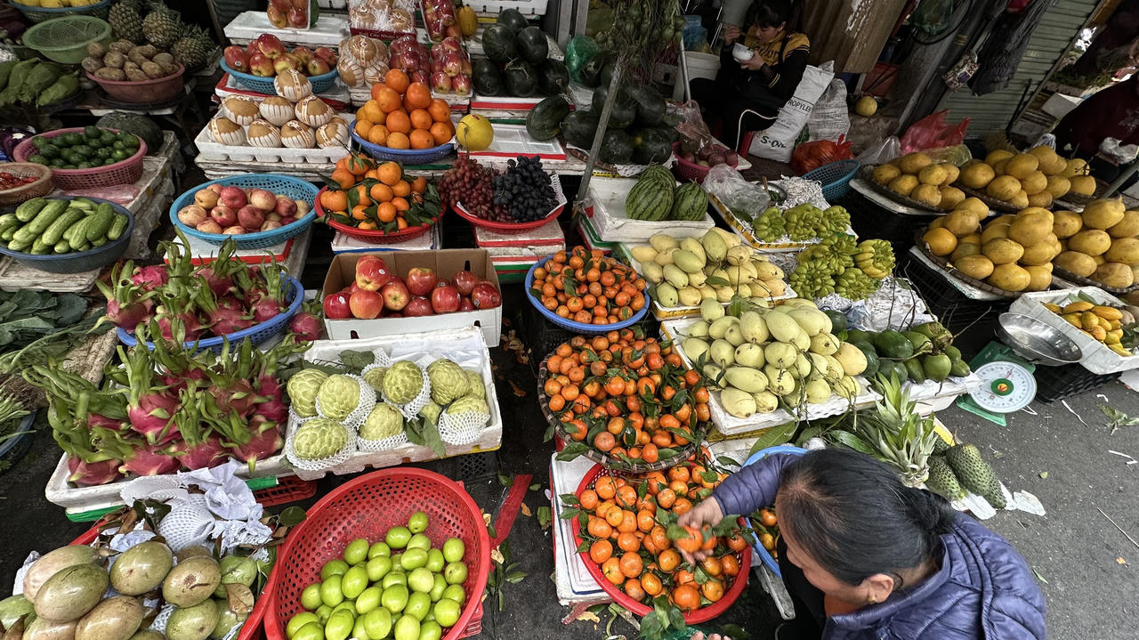 Chiều 30 Tết, đào 'ế' chặt chất thành đống bên đường phố Hà Nội 