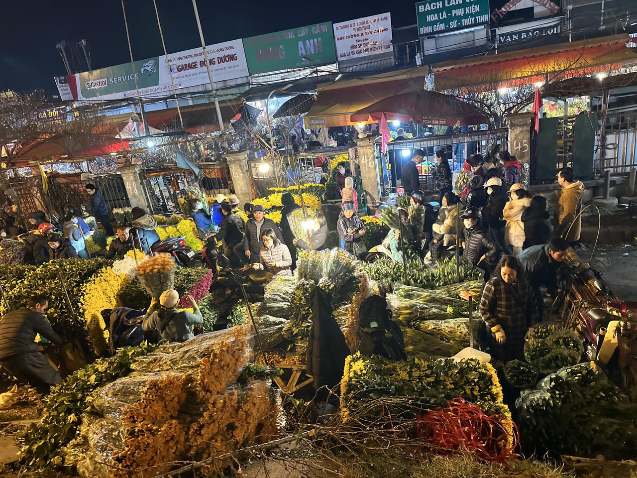 Chiều 30 Tết, đào 'ế' chặt chất thành đống bên đường phố Hà Nội 