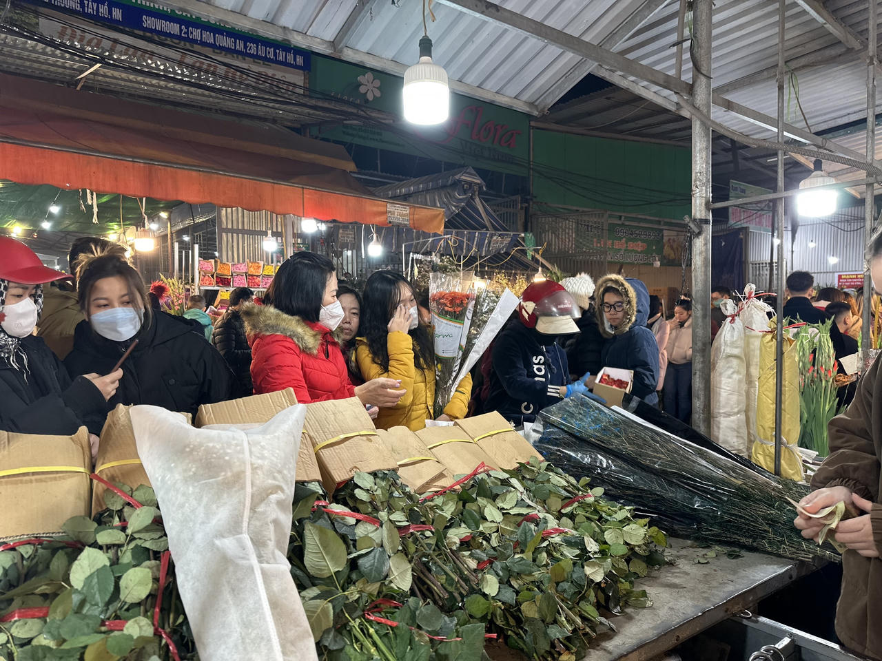 Chiều 30 Tết, đào 'ế' chặt chất thành đống bên đường phố Hà Nội 