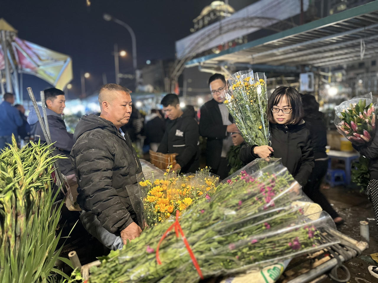 Chiều 30 Tết, đào 'ế' chặt chất thành đống bên đường phố Hà Nội 