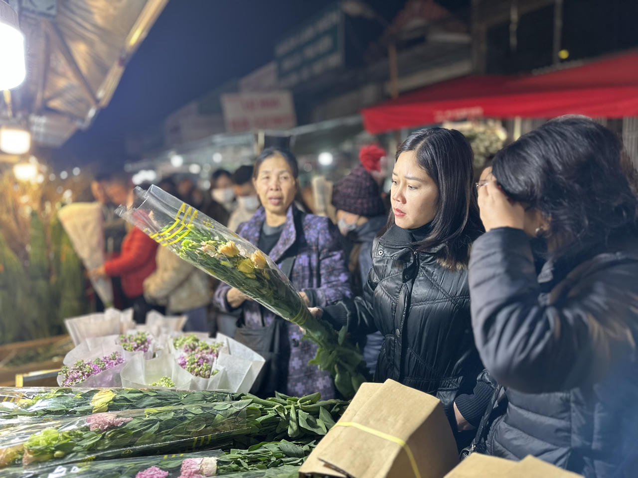 Chiều 30 Tết, đào 'ế' chặt chất thành đống bên đường phố Hà Nội 