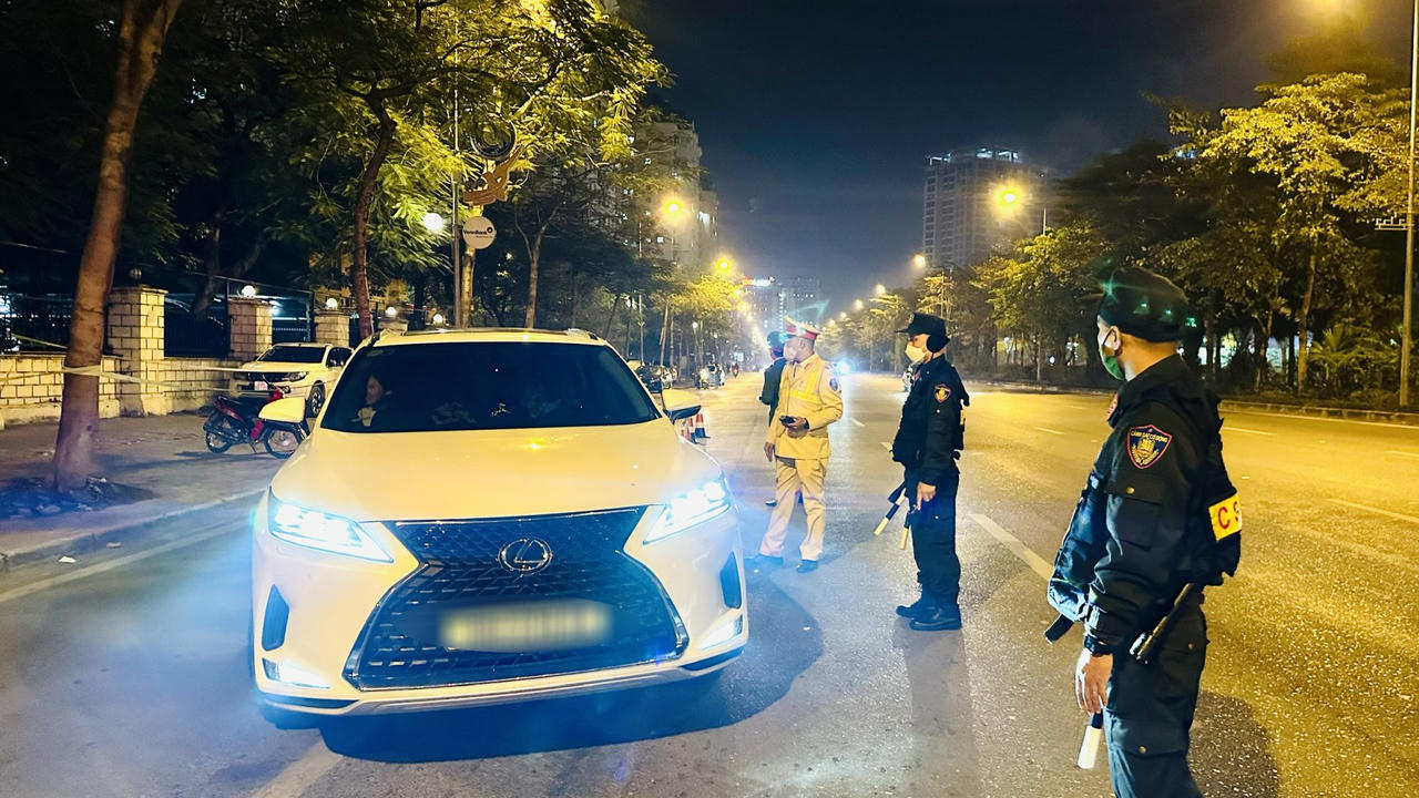 CSGT Hà Nội "xuyên" đêm giao thừa xử lý “ma men” 