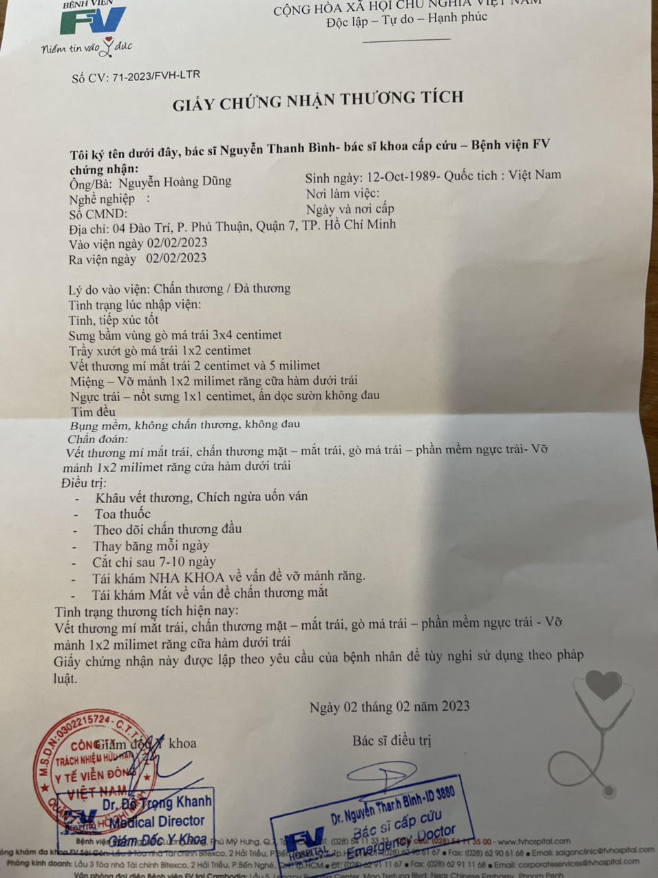 Bảo vệ con khỏi chó thả rông "tấn công", người bố bị hành hung dã man