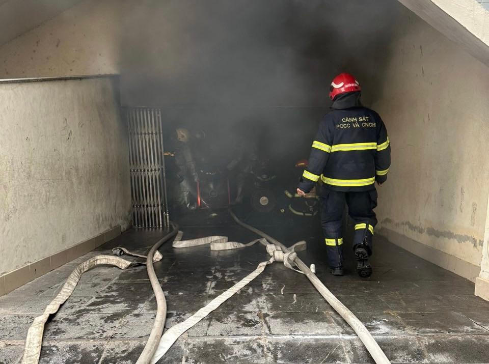 Cháy tầng hầm Trường Tiểu học Yên Hoà, Cầu Giấy