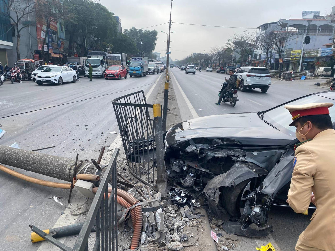 Hà Nội: Húc đổ cột đèn, ô tô con nát đầu