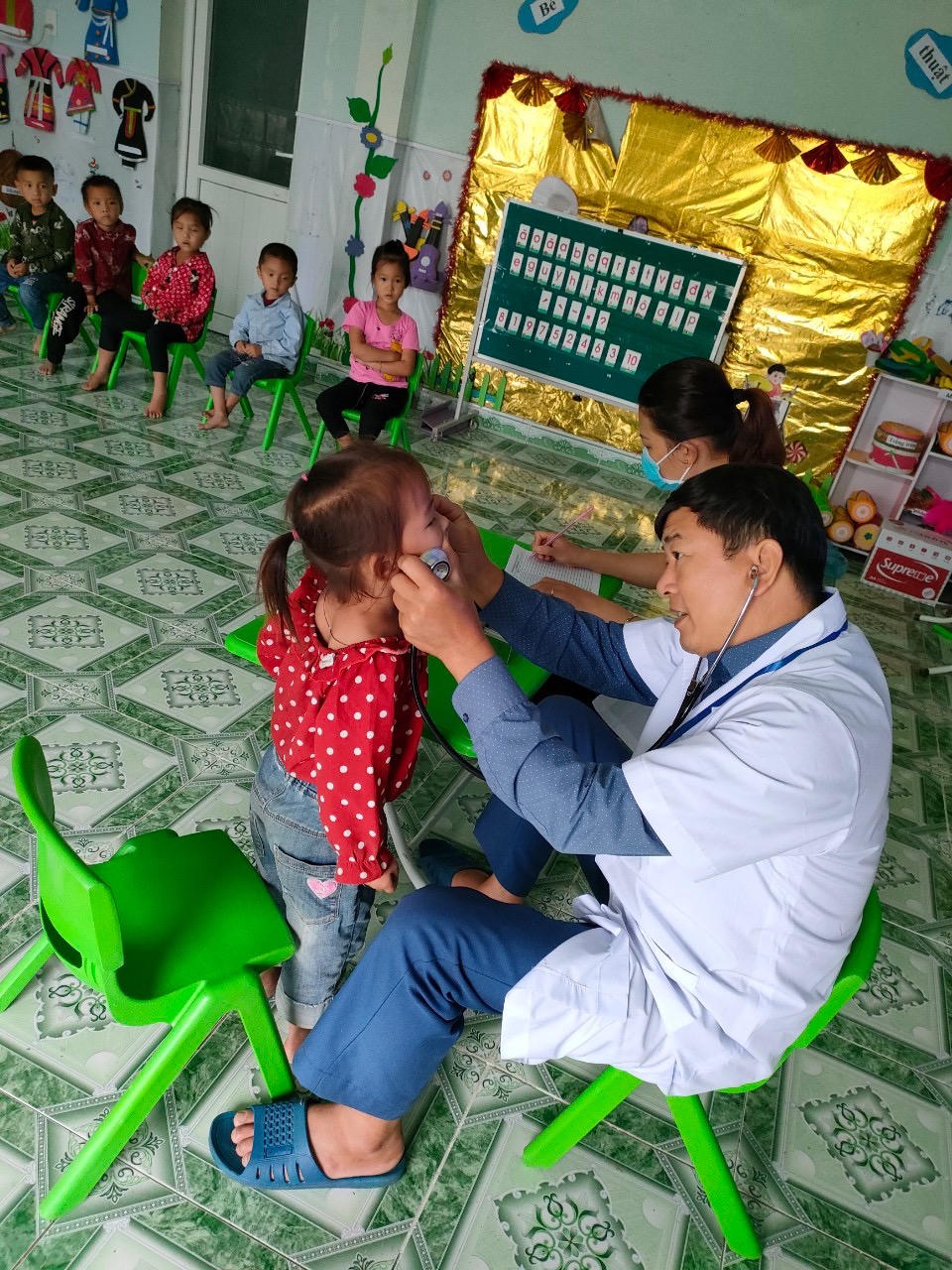 Niềm vui của bác sĩ dân tộc Tày 12 tuổi mới học lớp 1