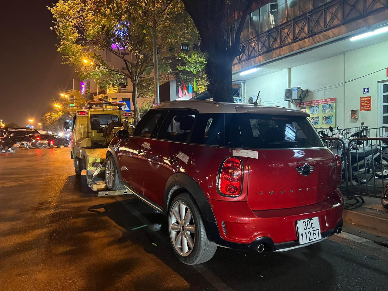 "Né" kiểm tra nồng độ cồn, tài xế hất CSGT lên nắp capo để bỏ chạy 