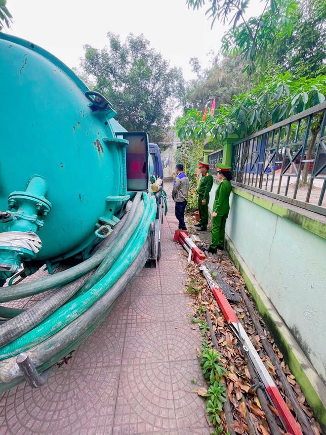 Bắt quả tang xe bồn xả trộm chất thải hầm cầu chưa xử lý ra môi trường 