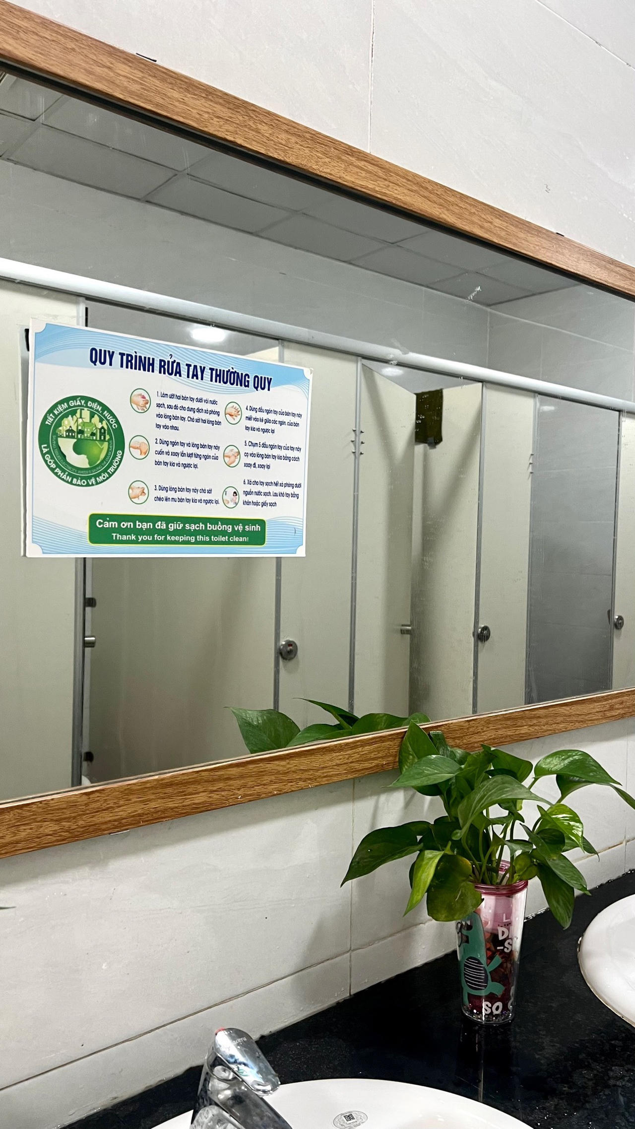 Ấn tượng 'nhà vệ sinh thân thiện' của học sinh THCS ở Hà Nội