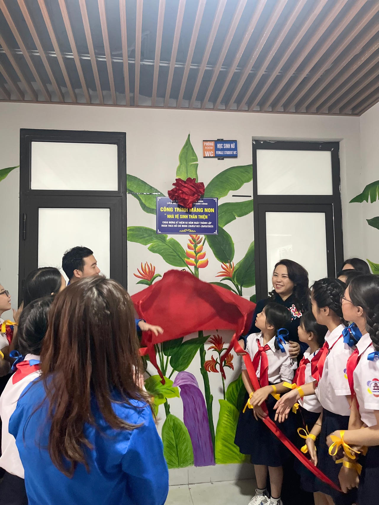 Ấn tượng 'nhà vệ sinh thân thiện' của học sinh THCS ở Hà Nội