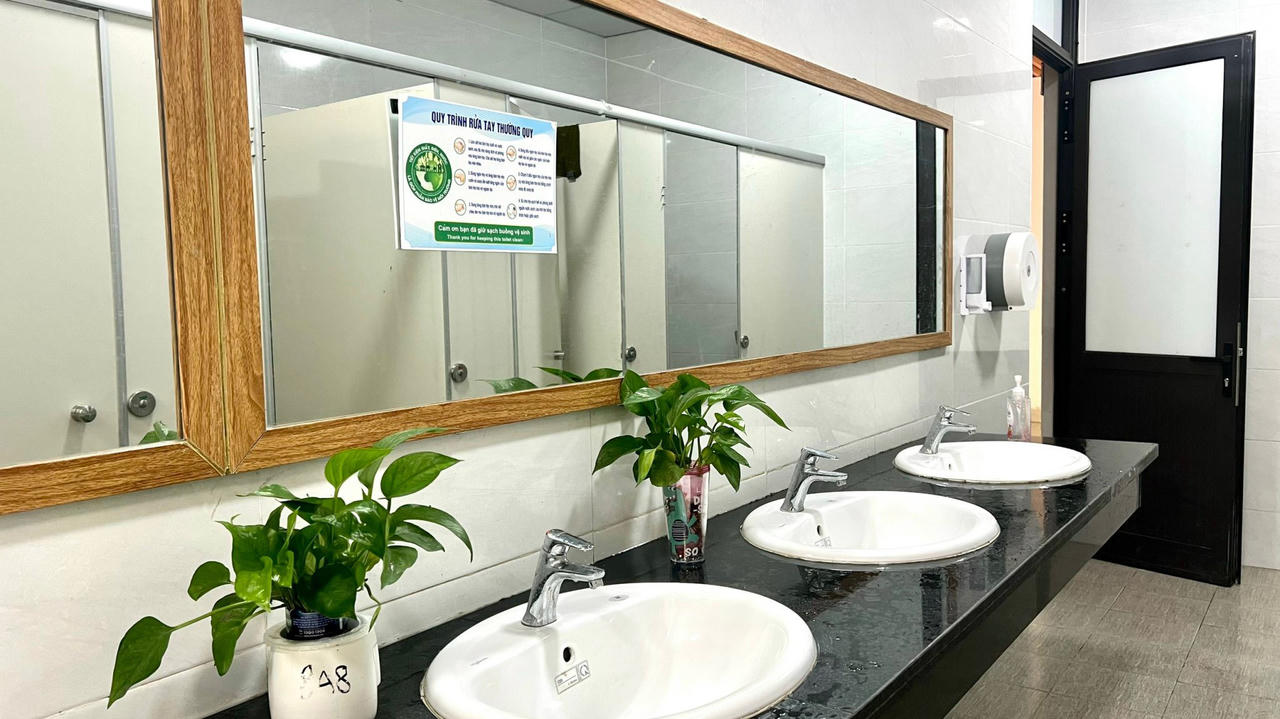 Ấn tượng 'nhà vệ sinh thân thiện' của học sinh THCS ở Hà Nội