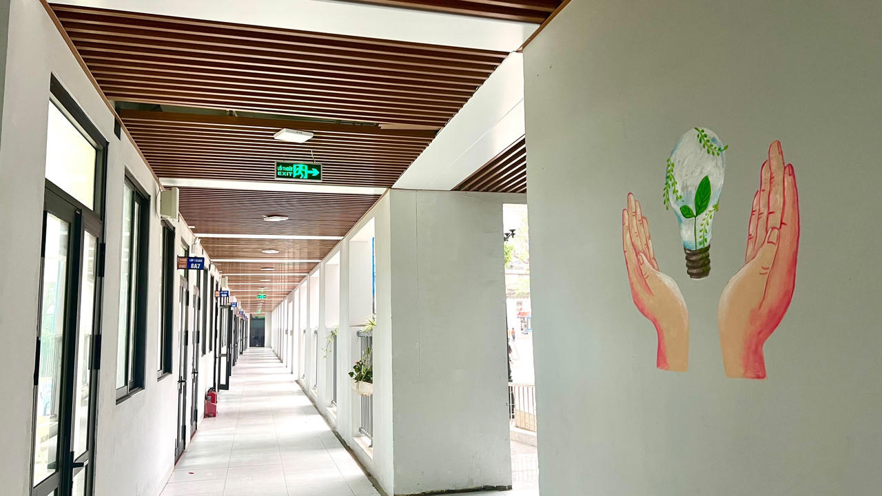 Ấn tượng 'nhà vệ sinh thân thiện' của học sinh THCS ở Hà Nội