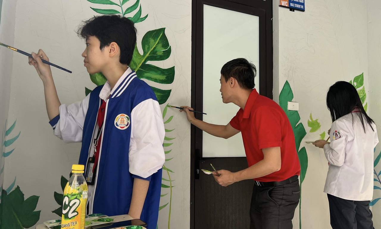 Ấn tượng 'nhà vệ sinh thân thiện' của học sinh THCS ở Hà Nội