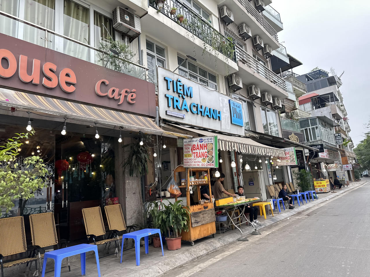 Như chưa hề có cuộc ra quân dẹp “nạn“ lấn chiếm vỉa hè