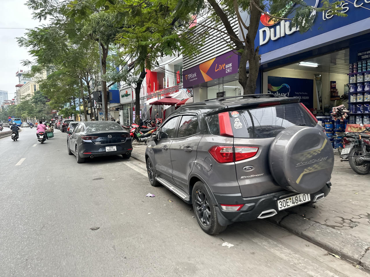 Như chưa hề có cuộc ra quân dẹp “nạn“ lấn chiếm vỉa hè