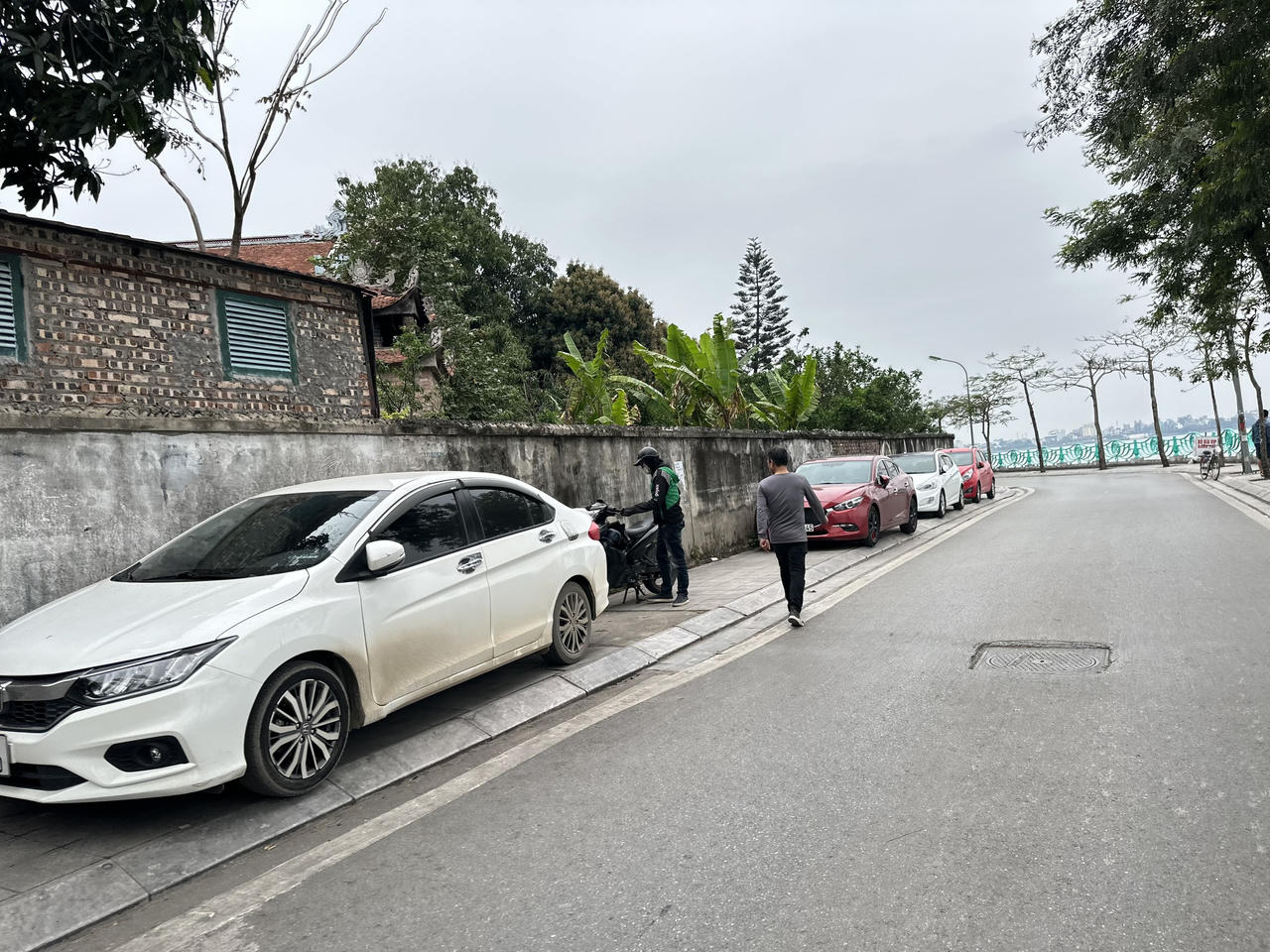 Như chưa hề có cuộc ra quân dẹp “nạn“ lấn chiếm vỉa hè